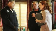 Dr. Prescott (Annie Wersching) soll Langston (Laurence Fishburne, li.) und Nick (George Eads) dabei unterstützen, das Messie-Haus systematisch nach der verschwundenen Alisa zu durchsuchen.