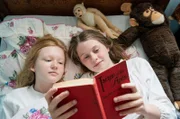 Jane (Aurelia Ott, rechts) erzählt ihrer Freundin Sally (Lilli Falk, links), dass sie eines Tages wie Tarzan im Dschungel leben möchte.