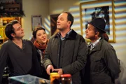 Die Lansinger machen sich über Huberts Quiz-Teilnahme lustig. Von links: Florian Brunner (Tommy Schwimmer), Monika Vogl (Christine Reimer), Hubert Kirchleitner (Bernhard Ulrich) und Bürgermeister Schattenhofer (Werner Rom).