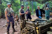 Danny Morgenstern (2ter v. re.) im Gespräch mit Justin Kay von der "Bushcraft Family".