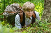 Thor beobachtet ein Wildschein, das Ola jagen möchte.