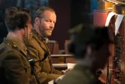 Alec Wilson (Iain Glen, centre)