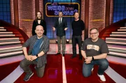 Moderator Kai Pflaume (M.) und seine Rateteam-Kapitäne Bernhard Hoëcker (l.) und Elton (r.) begrüßen in dieser Sendung die Schauspielerin Sandra von Ruffin (2.v.l.) und den Schauspieler Benno Fürmann (2.v.r.).