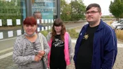 Petra und ihre Kinder Pascal und Selina haben großes Interesse an einer Wohnung in den neuen Häusern.
