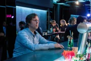Ekki (Oliver Korittke, li.) fühlt sich unwohl dabei, dass Jette Retzlaff ausgerechnet Overbeck als neues Opfer auserkoren hat.