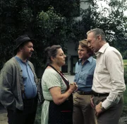 22. Einen fremden Personenwagen haben der Altmühlbauer und seine Frau (Toni Berger, l., Maria Singer, 2.v.l.) in der Frühe gesehen. Oberinspektor Derrick (Horst Tappert, r.) und Inspektor Klein (Fritz Wepper, 2.v.r.) interessiert vor allem, welche Farbe er gehabt hat.