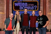 Moderator Kai Pflaume (M.) und seine Rateteam-Kapitäne Bernhard Hoëcker (l.) und Elton (r.) begrüßen in dieser Sendung die Leichtathletin Alica Schmidt (2.v.l.) und den Triathlet Patrick Lange (2.v.r.).
