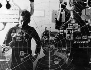 Blick auf das Plotting Board an Bord des U.S. Navy Flugzeugträgers USS Randolph (CVA-15) während der Suezkrise.