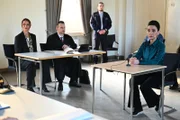 Simone (Tatjana Clasing, r.) steht vor Gericht nicht zum vollen Ausmaß ihrer Schuld. Links Jenny (Kaja Schmidt-Tychsen) und Kilian (Marc Dumitru).