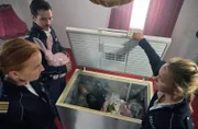 Maike (Carina Wiese, l.), Moritz (Ferdi Özten, 2.v.l.) und Jana (Barbara Prakopenka, r.) finden die Leiche von Frau Horak.