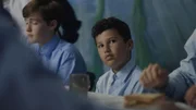 Der junge Elijah im Essenssaal