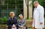 Hans-Peter Brenner (Michael Trischan, re.) ist mit der Untersuchung des kleinen Benno fertig und will seine Mutter Manja Arnold (Teresa Weißbach, li.) über die Ergebnisse aufklären. Als er diese im Klinikgarten mit seiner Mutter Luise (Monika Lennartz, mi.) sieht, verbittet sich Hans-Peter, dass sie den ganzen Tag mit fremden Leuten redet und in der Klinik umherschwirrt.