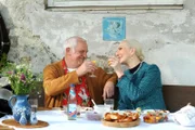 Joseph (Michael Vogtmann) und Barbara (Désirée Nick) verbringen bei ihrem Ausflug schöne Stunden miteinander.