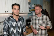 Nihat (Timur Ülker, l.) erklärt Paul (Niklas Osterloh), dass er sich bemüht, positiv zu sein.