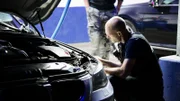 Der Polizist kontrolliert das Auto