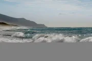 Einer Studie zufolge hat allein Italien in den vergangenen 50 Jahren etwa 40 Millionen Quadratmeter Strand durch Erosion an das Meer verloren.