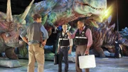 Eine Spur führt Ray Langston und Hodges in eine in Las Vegas gastierende Dinosaurier-Show. Dort befragen sie den Manager Kyle Adams, ob er den ermordeten jungen Mann kennt.