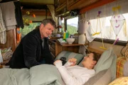 Dr. Martin Gruber (Hans Sigl) ist überrascht, unter Branka Neumanns (Oona Devi Liebich) Adresse ein Wohnmobil vorzufinden.