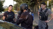Die beiden Polizeioberkommissare Jochen Wirth (li.) und Nico Briesemeister überprüfen einen Motorradfahrer, der zu schnell unterwegs war..