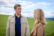 Vincent (Martin Walde, l.) verschweigt Katja (Isabell Stern, r.), dass das Treffen mit Markus nicht wirklich gut gelaufen ist.
