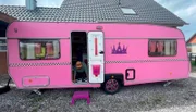Steffi (54) und Mario Herrmann (43) aus Dorsten erfüllen sich und ihren vier Pflegekindern einen Traum. Sie bauen einen Wohnwagen zum pinken Camper um.