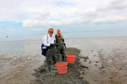Björn Freitag (l) mit Austernfischerin Barbara Rodenburg-Geertsema in Lauwersoog, Niederlande.