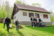 Mitglieder der Burgtonnaer Kirmesgesellschaft und der Forstbetriebsgemeinschaft vor der „Weißen Hütte“.