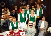 (vorne) Reinhard Nowak (Burli), Andreas Vitásek (Toni), Arthur Klemt (Slamanig), (hinten) Helga Porbaczy (Isodora), Kurt Sobotka (Hans), Gunther Gillian (Ötschi), Michael Niavarani (Mario), Elke Winkens (Ute), Götz Kauffmann (Franz).