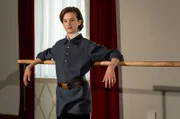 Cooper Dillon spielt Rudolf Nurejew als Jugendlichen.