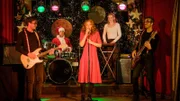 Ungeahnte Talente in Schwanitz: Hauke (Hinnerk Schönemann, 2.v.l.) am Schlagzeug, Jule (Marleen Lohse, m.) singt und Hannah (Jana Klinge) am Keyboard