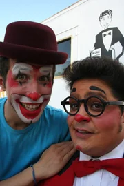 Willi, hier mit Zirkusclown Jeany Alexis (re.) vom Circus Krone, geht der Frage nach: Wie lernen Clowns, was lustig ist?