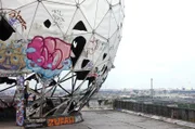 Sie bestimmen die Silhouette von Berlin: Die Kuppel-Türme der ehemaligen "Field Station" auf dem Teufelsberg im Grunewald. Ein Ort der Spionage, eine der wichtigsten Abhörstationen des Westens im Kalten Krieg. Von hier aus konnten amerikanischer und britischer Geheimdienst hunderte kilometerweit in den Osten hineinhören. Der Teufelsberg birgt viele geheime und geheimnisvollen Geschichten. - Ehemalige Abhörstation auf dem Teufelsberg - mit Blick auf Berlin.