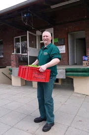 Futtermeister Ansgar Koch ist für die Verpflegung der Tiere zuständig.