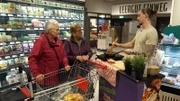 Brigitte (Mitte) und eine Freundin am veganen Probierstand
