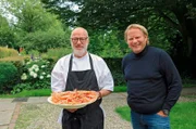 Björn Freitag (r) mit Chefkoch Dick Soek in der Burg Piloersema.