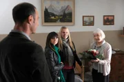 Bayerisches Fernsehen DAHOAM IS DAHOAM, FOLGE 831, "Ein verkorkster Korken", Yvi und Nina bedanken sich herzlich bei Frau von Probst. Von links: Herr Kessel (Nik Neureiter), Nina Kreutzer (Andrea Schmitt), Yvonne Preissinger (Alexa Eilers) und Frau von Probst (Elfriede Irrall).