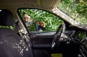 Moritz (Ferdi Özten, l.) und Sami (Adnan Maral, r.) entdecken Janas Auto.
