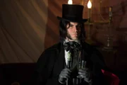Sammelt die Leidensgeschichten der Freaks, um ein wertvolles neues Mitglied für seine Geister-Freak-Show zu finden: Edward Mordrake.