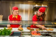 Nikki (Sinje Irslinger, l.) lernt Hanna (Vita Tempel) im Burgerladen an.