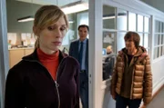 Dr. Brunner (Max Hopp) und Karin Lossow (Katrin Sass) machen sich Sorgen um Ellen (Rikke Lylloff).