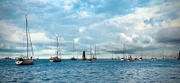 Boote beim Auslaufen zur Barcolana von der Molo Audace.