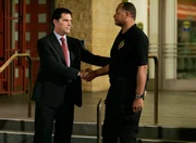 Gute Arbeit: Hotch (Thomas Gibson, l.) bedankt sich bei einem Sicherheitsbeamten f&uuml;r dessen Hilfe ...