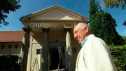 Das Jahr 2009 – die S-Bahn nervt Berlin, Dieter Hallervorden übernimmt das Schlosspark-Theater und Ex-Finanzsenator Thilo Sarrazin provoziert mit Aussagen über „Kopftuchmädchen“. Eine Berlin-Chronik der Superlative: Fünf Jahrzehnte von 1961, dem Jahr des Mauerbaus, bis 2009, als Berlin eine Weltstadt im 21. Jahrhundert ist. - Schauspieler Dieter Hallervorden wird Theater-Chef vom Schlossparktheater