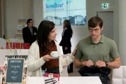 Der Schock sitzt tief: Eine Stuttgarter Stadtführerin ist bei einer ihrer Touren vergiftet worden. Marc Freund (Vinzenz Wagner) ist von dem Tod der Kollegin bestürzt. Seine Mutter Angelika Freund (Oda Thormeyer), die Leiterin des Touristenzentrums, findet tröstende Worte.