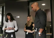 Sind total überrascht, als plötzlich Kevin Lynch im Büro auftaucht: Derek (Shemar Moore, r.), Emily (Paget Brewster, l.) und 'JJ' (AJ Cook, M.) ...