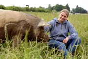 Eva und Ihr Bruder haben einige Neuerungen eingeführt: Neben Rindern und Freilandhähnchen gibt es auch Freilandschweine.