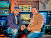 Hanno Settele (r.) reist nach Dortmund und trifft auf Chico, den Lotto-Millionär. Hier zu sehen in Chicos Stammcafe, wo er früher gezockt hat, heute ist er der Inhaber.