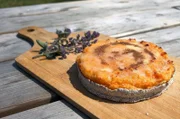 Leckere Pastete mit Zucker und Zimt: Im lettischen Dundaga bereitet Dace Karotten-Kartoffel-Pasteten zu.
