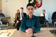 Simone (Tatjana Clasing) steht vor Gericht nicht zum vollen Ausmaß ihrer Schuld. Hinten Ben (Jörg Rohde)