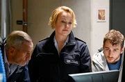 Dirk Abmeyer (Mark Ortel, r.) versucht gegenüber Paul Schott (Tim Wilde, l.) und Nele Fehrenbach (Floriane Daniel, M.) seine Unschuld zu beweisen.